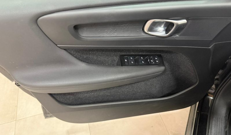 VOLVO XC40 T2 MOMENTUM CORE 2WD 1.5 full